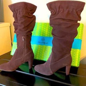 Hot in Hollywood, classic brown suede scrunchy boots.